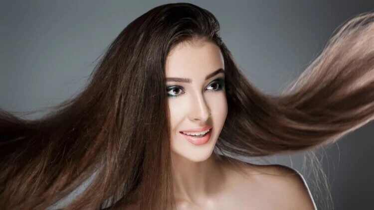 Djevojka koja koristi Beauty Harmony Kolagen za kosu