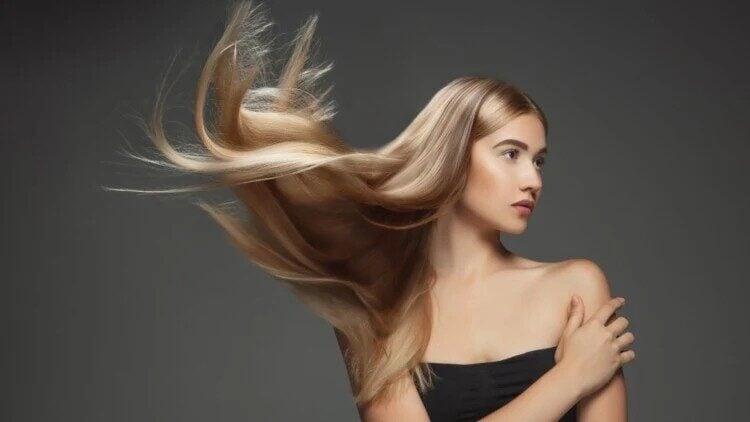 Djevojka koja koristi Beauty Harmony Kolagen za kosu