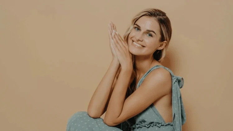 Mlada žene lijepe i zdrave kože koja uzima Beauty Harmony kolagen brenda Hug Your Life