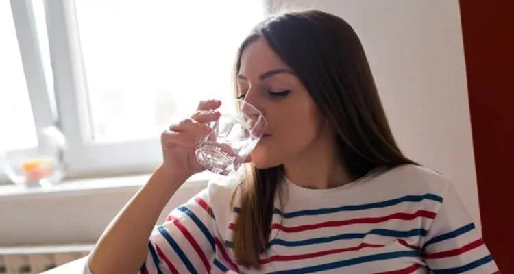 Zena pije casu vode