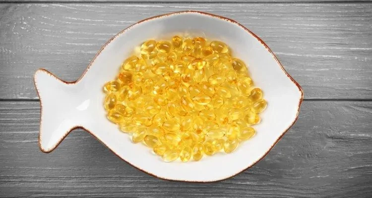 Ulje jetre morskog psa_1 Zdjela u obliku ribe u kojoj se nalaze kapsule s uljem jetre morskog psa