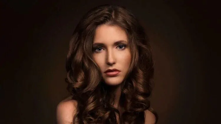 Djevojka koja koristi Beauty Harmony Kolagen za kosu