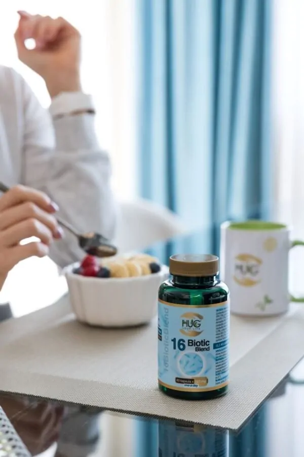 Bocica Hug Your Life 16 BioticBlend dodatka prehrani na stolu pored zobene kase