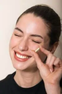 Djevojka s kapsulom Hug Your Life dodatka prehrani