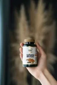 Bocica Hug Your Life Kurkuma 95% ekstrakt & BioPerine dodatka prehrani u ruci