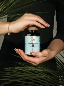 Bocica Hug Your Life Ovarelle Balance dodatka prehrani u rukama