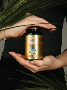 Bocica Hug Your Life Vitamin D3 Natural Kompleks dodatka prehrani u rukama