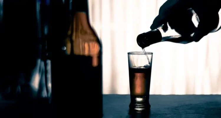 Alkohol Čaša alkohola na stolu