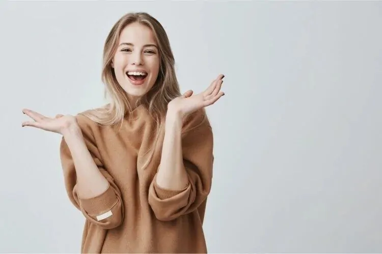 Mlada žena koja je dobro raspoložena zbog uzimanja kombinacije kalcija, magnezija, cinka i vitamina D