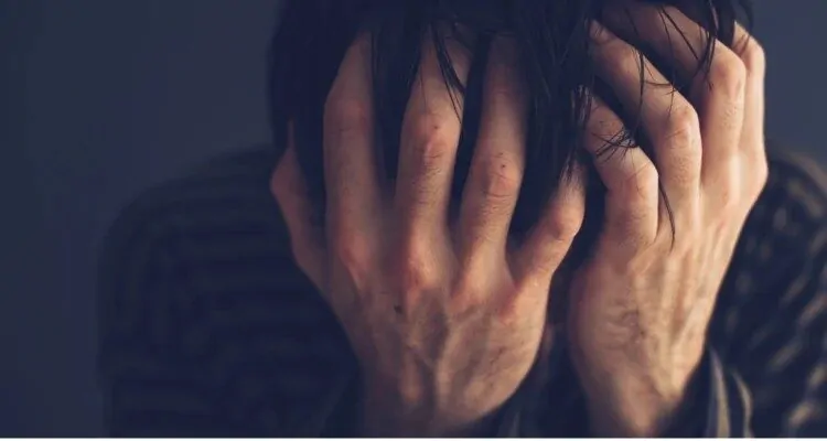 Psihoaktivne tvari i njihov utjecaj na ljudski organizam Muškarac je prekrio rukama svoje lice jer je ovisan o psihoaktivnim tvarima koje su utjecale na njegovo raspoloženje