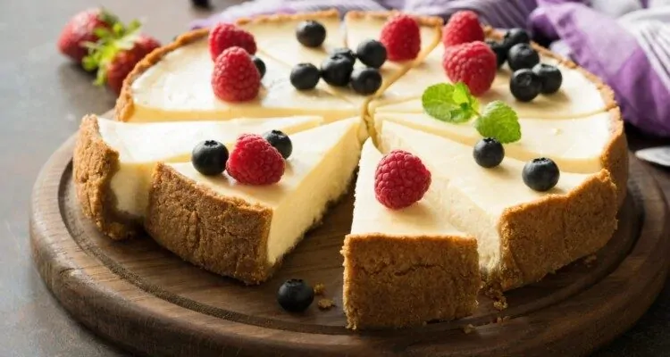 Cheesecake s malinama i borovnicama