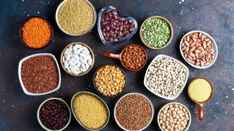 Grah, leća, kukuruz, slanutak, quinoa i ostale mahunarke koje su bogate cinkom u posudicama