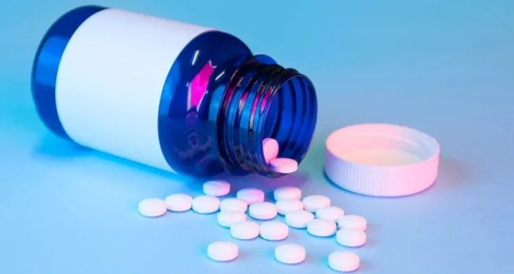 Umirujuće_kategorije Bočica iz koje ispadaju bijele tablete sedativi/hipnotici