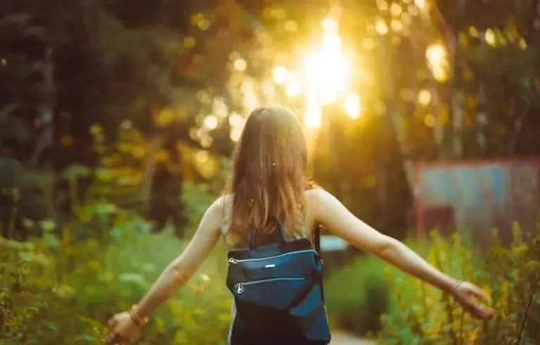 Mlada žena upija vitamin D iz sunca u zoru